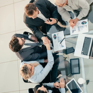 Kamienie do ogrodu bez błędów: jak dobrać rodzaj, kolor i rozmiar do rabat, ścieżek i oczka wodnego oraz uniknąć efektu „chodnika” i przesypujących chwastów.